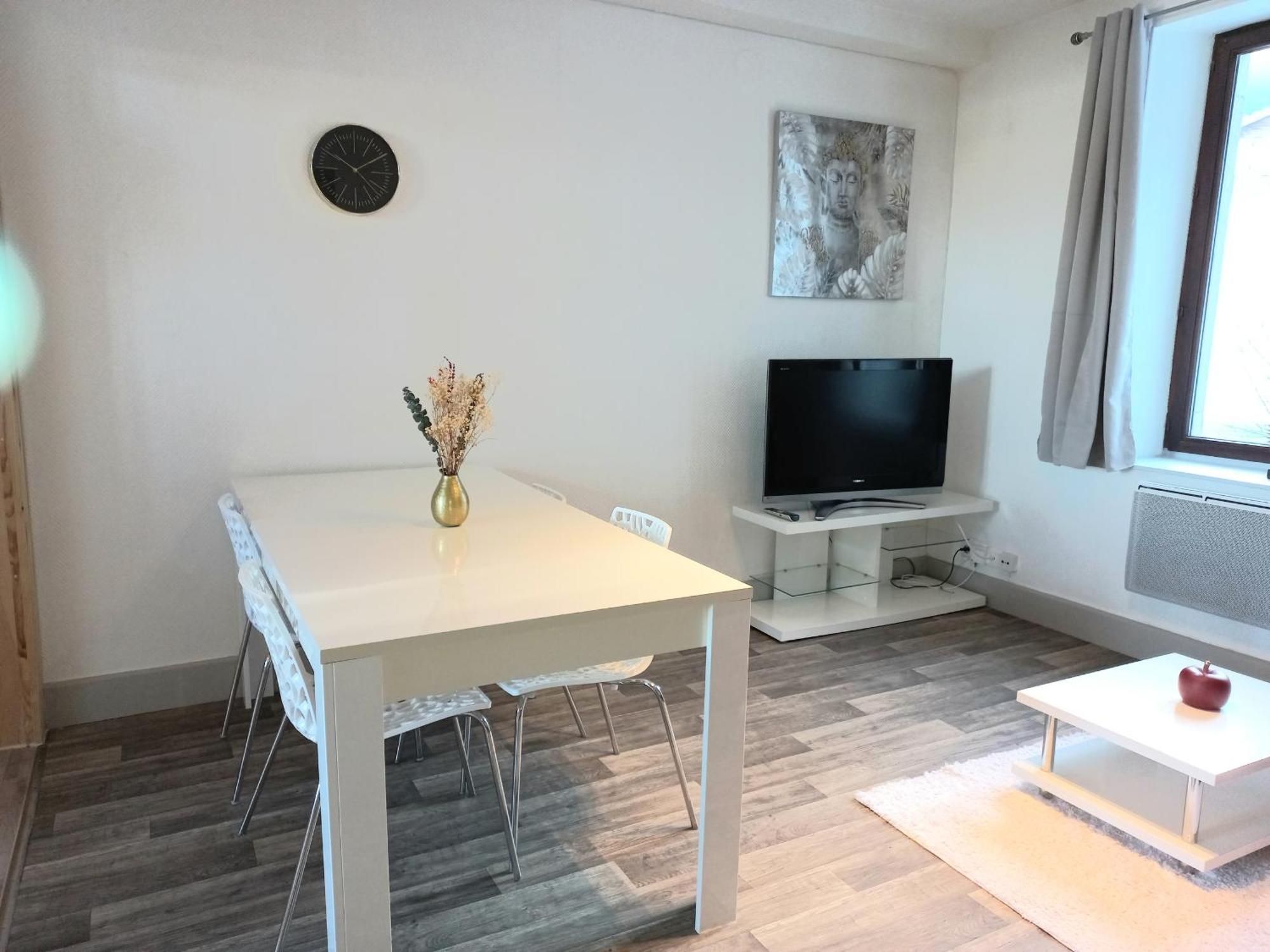 Appartement Les Iris, Au Calme, Proche Du Centre Ремирмон Экстерьер фото
