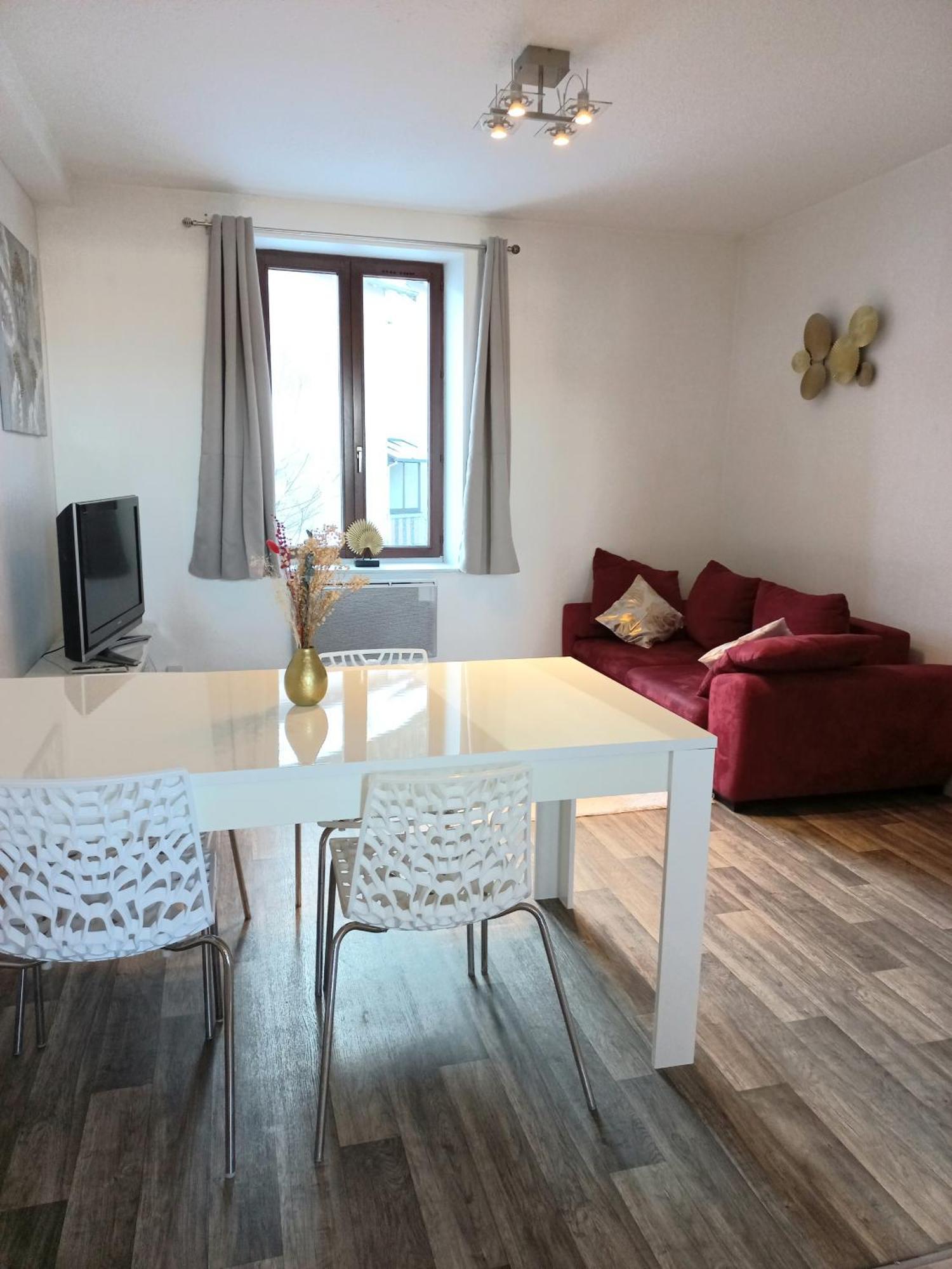 Appartement Les Iris, Au Calme, Proche Du Centre Ремирмон Экстерьер фото